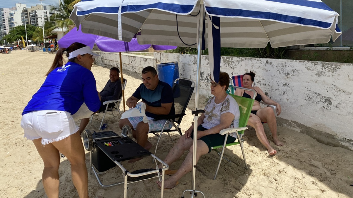 Ação do Hifa Guarapari distribui mil sacolinhas de lixo na Praia do Morro 1 Catia Mucida turista