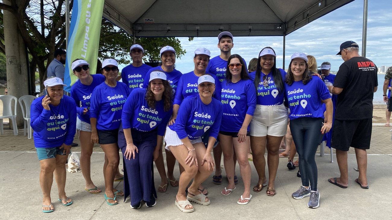 Ação do Hifa Guarapari distribui mil sacolinhas de lixo na Praia do Morro 2 Hifa voluntarios