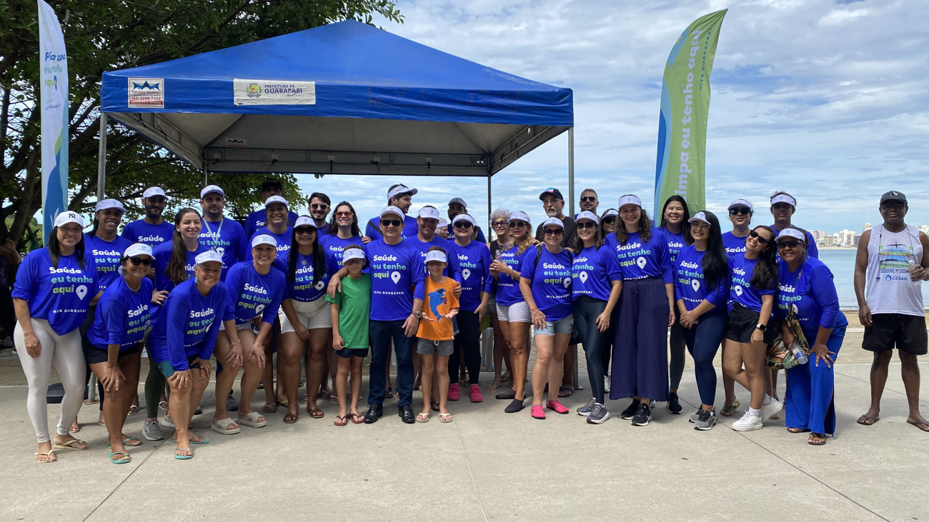 Ação do Hifa Guarapari distribui mil sacolinhas de lixo na Praia do Morro 3 Jailton Pedroso superintendente no centro com os filhos