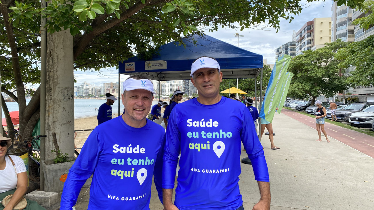 Ação do Hifa Guarapari distribui mil sacolinhas de lixo na Praia do Morro 5 Neto Marchezi e Alexandre da Gloria coordenadores de esportes