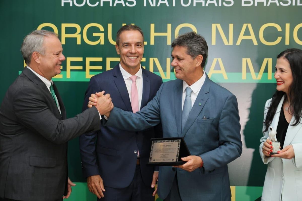Ferraço é homenageado e reconhecido por atuação estratégica no setor de rochas naturais 1 WhatsApp Image 2026 02 11 at 17.54.42 1