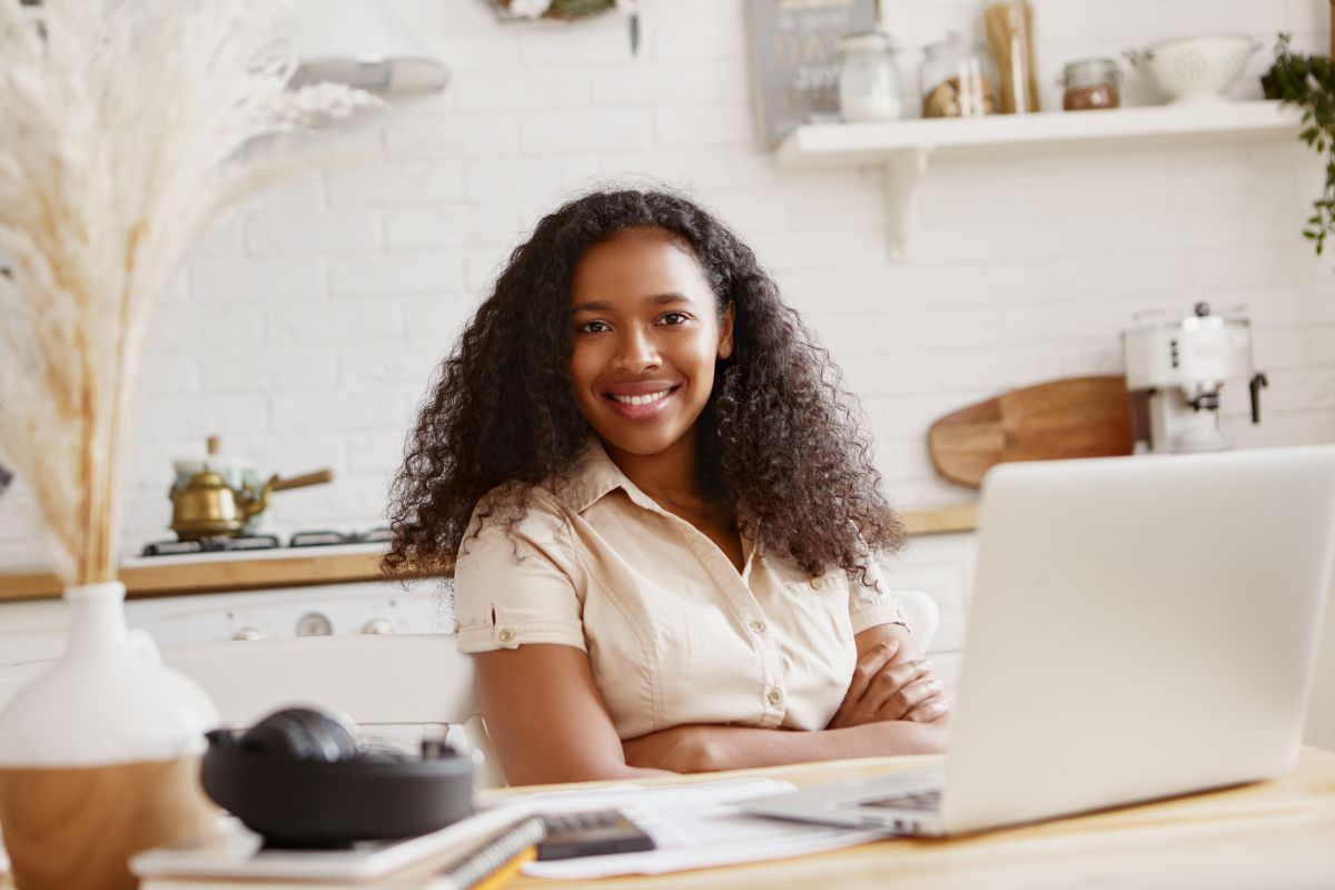 Vila Velha: inscrições abertas para curso gratuito de programação para mulheres 1 picture cute stylish young african american woman accountant with confident toothy smile working remotely laptop computer doing finances kitchen technology occupation freelance
