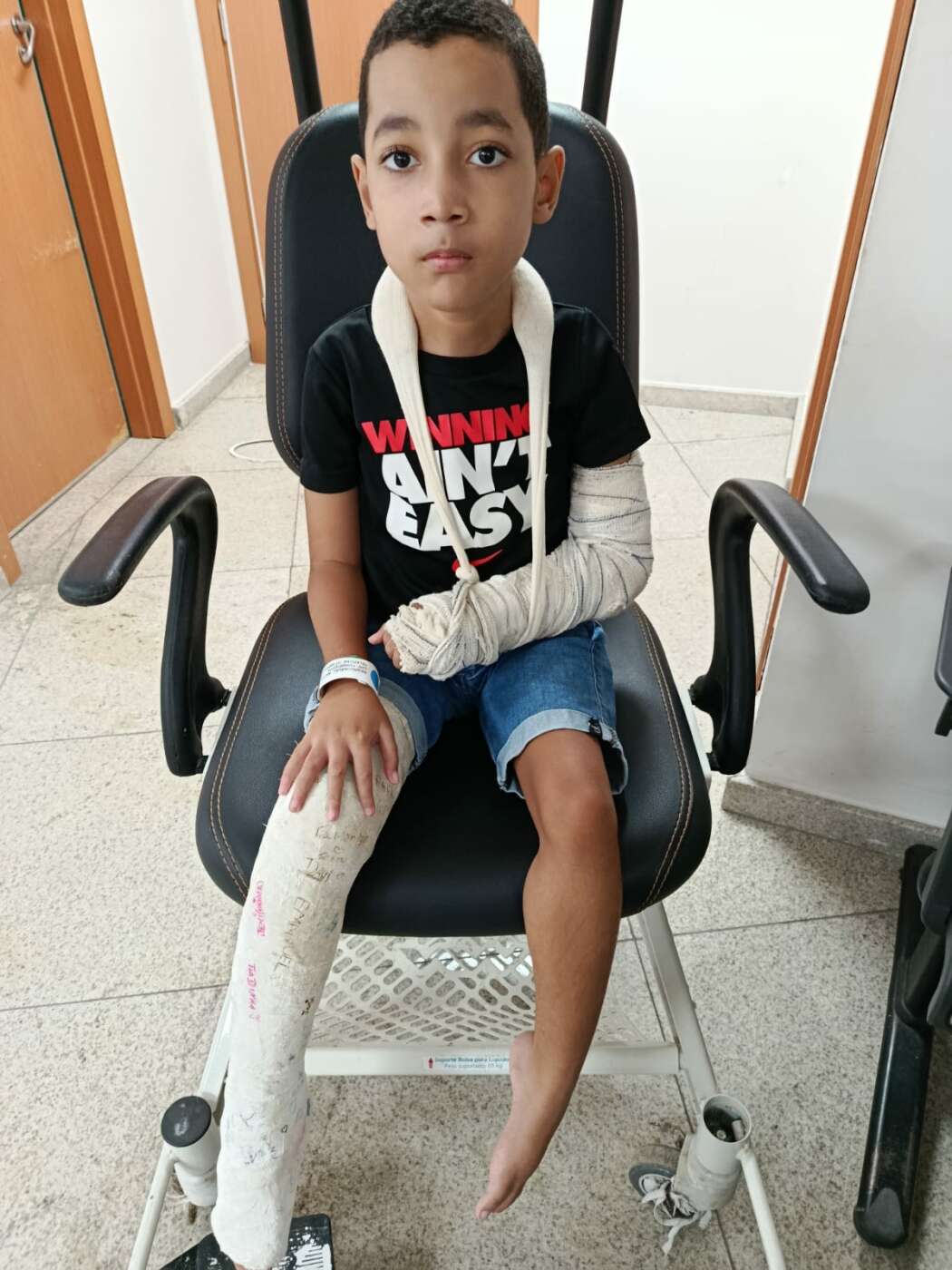 Família de Guarapari pede ajuda para tratamento de menino com doença genética 1 WhatsApp Image 2026 04 02 at 08.37.23