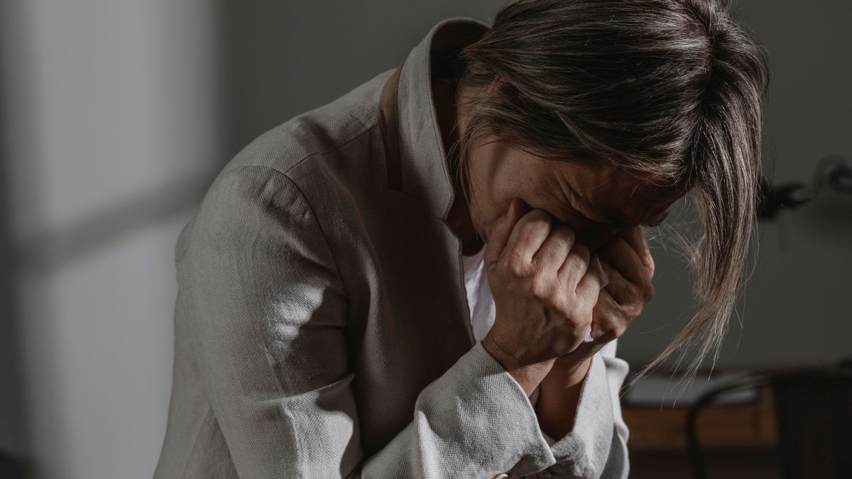 Rede Abraço Mulher: ES cria programa de acolhimento para mulheres e meninas 1 adult woman stressing out home