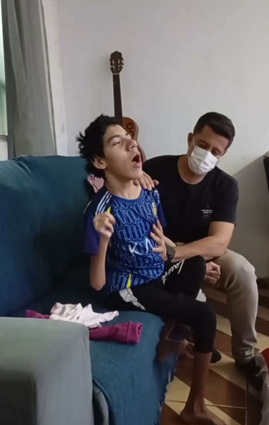 Guarapari: adolescente com paralisia cerebral precisa de cadeira de rodas e família pede ajuda 2 gabriel 3