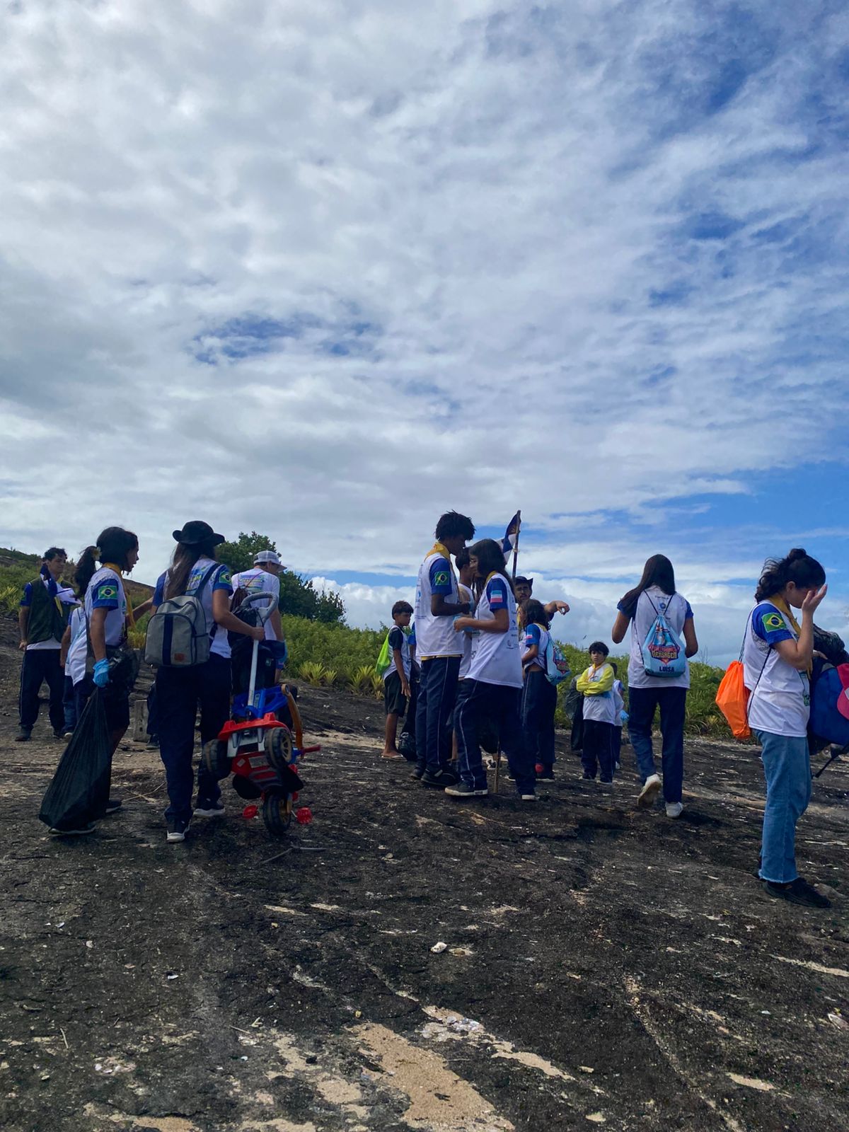 Voluntários retiram mais de duas toneladas de lixo no Morro da Pescaria em Guarapari 4 mutirao de limpeza morro da pescaria 1