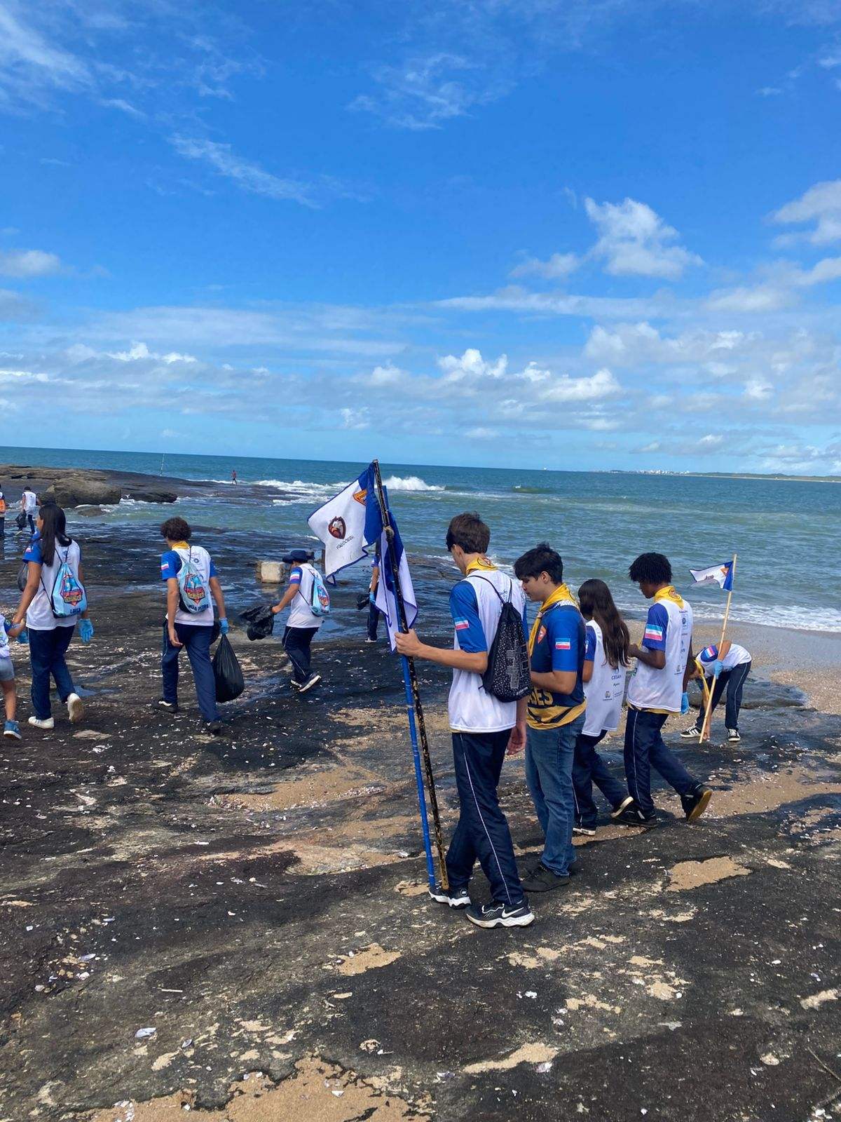 Voluntários retiram mais de duas toneladas de lixo no Morro da Pescaria em Guarapari 5 mutirao de limpeza morro da pescaria 2