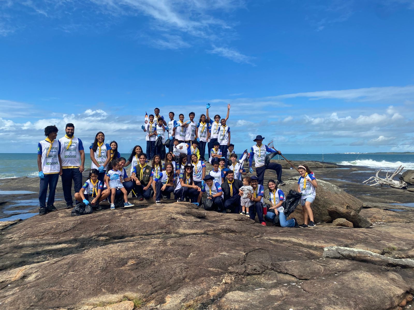 Voluntários retiram mais de duas toneladas de lixo no Morro da Pescaria em Guarapari 6 mutirao de limpeza morro da pescaria 3