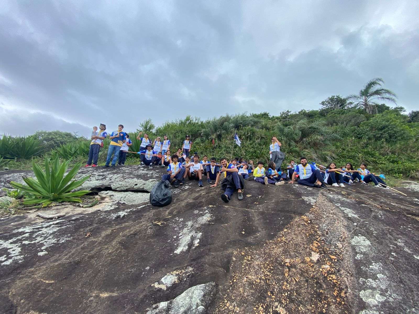 Voluntários retiram mais de duas toneladas de lixo no Morro da Pescaria em Guarapari 7 mutirao de limpeza morro da pescaria 4