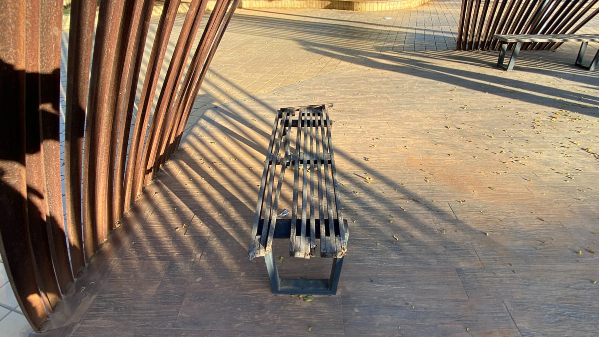 Praça de Guarapari enfrenta abandono prolongado e aguarda promessa de revitalização 8 praca philomeno pereira ribeiro 2
