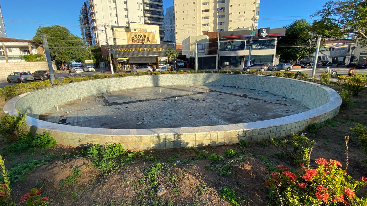 Praça de Guarapari enfrenta abandono prolongado e aguarda promessa de revitalização 3 praca philomeno pereira ribeiro 4