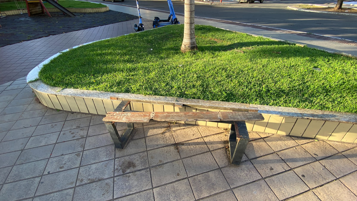 Praça de Guarapari enfrenta abandono prolongado e aguarda promessa de revitalização 6 praca philomeno pereira ribeiro 6