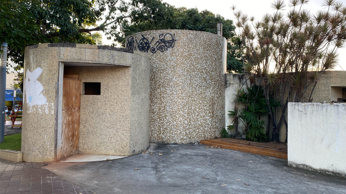 Praça de Guarapari enfrenta abandono prolongado e aguarda promessa de revitalização 5 praca philomeno pereira ribeiro 8