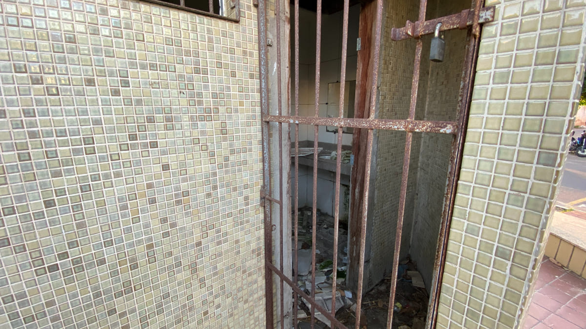 Praça de Guarapari enfrenta abandono prolongado e aguarda promessa de revitalização 4 praca philomeno pereira ribeiro 9