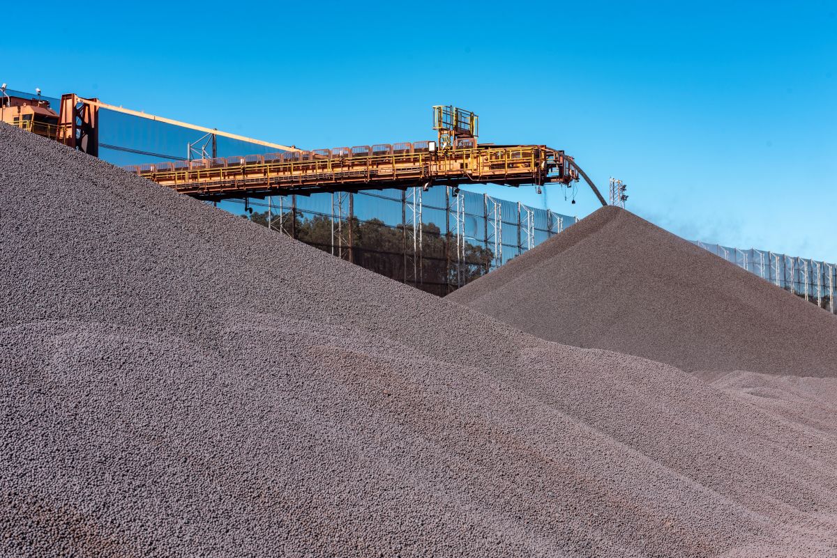 Crescimento de 18%: Samarco amplia produção e vendas no 1º trimestre do ano 2 Samarco pilha de pelotas de minerio de ferro credito Daniel Mansur