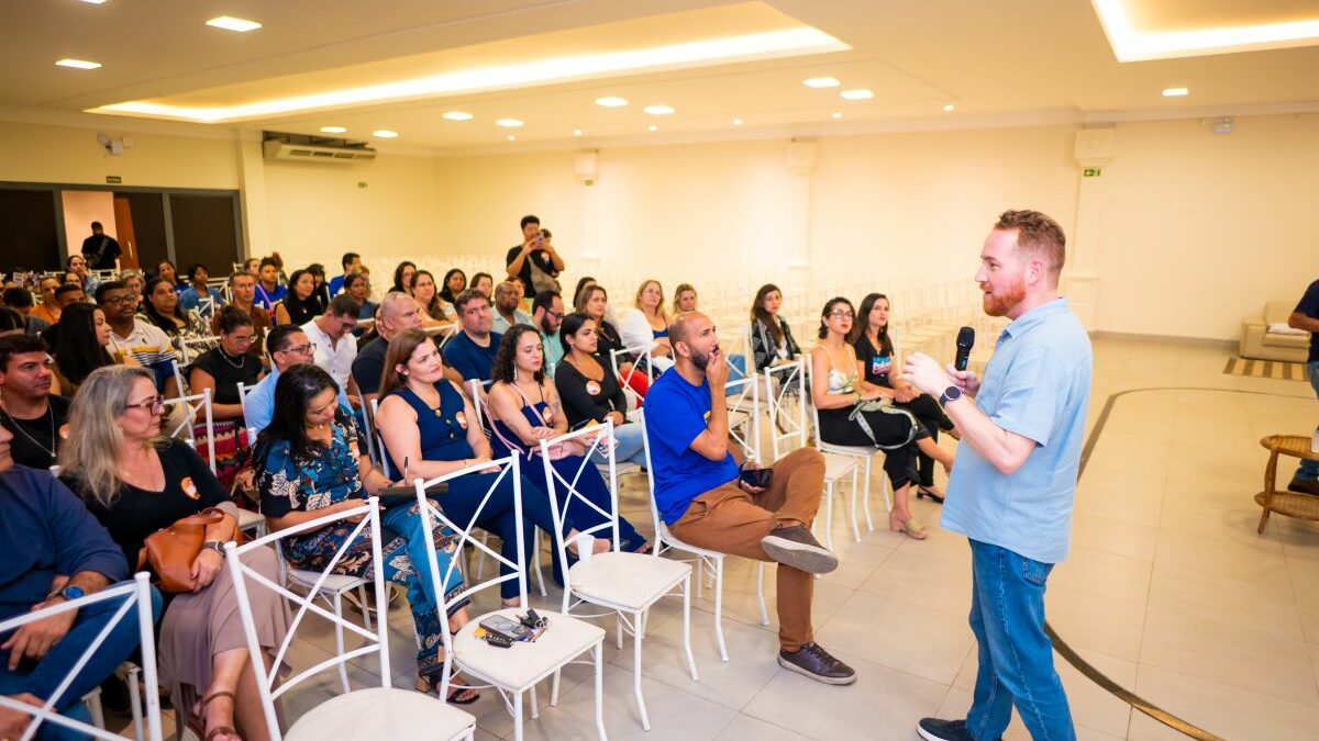 Vitor de Angelo apresenta legado da gestão e defende pautas durante encontro em Guarapari