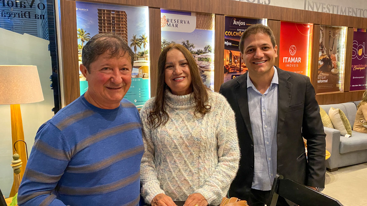 Salão VIP Itamar Imóveis celebra 5ª edição no Festival Guarapari de Inverno 3 Geraldo Tonon e Izilda com Bruno Lima