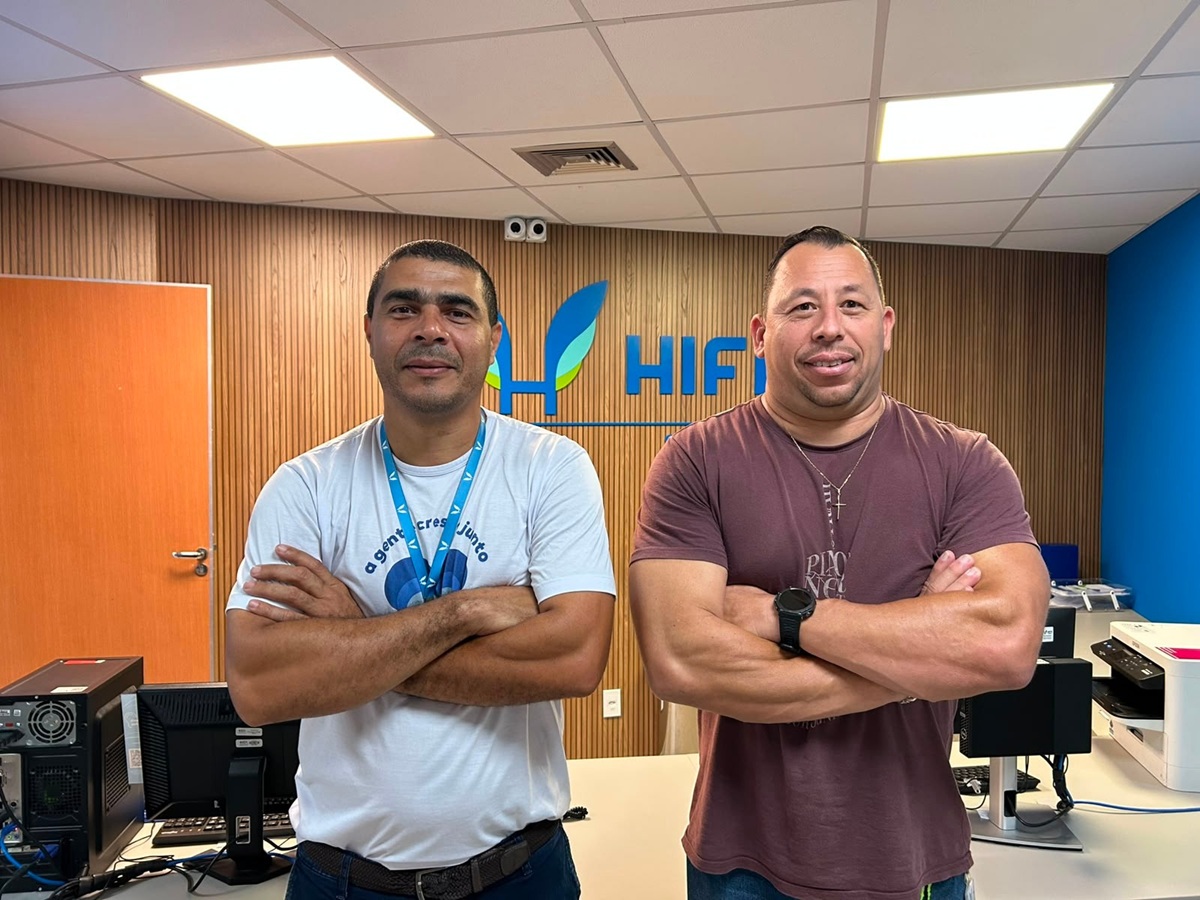 Dia do Motorista: dar passagem para ambulâncias também é uma forma de salvar vidas 1 Motoristas Hifa Gilberto Ceruti e Elves Amurim