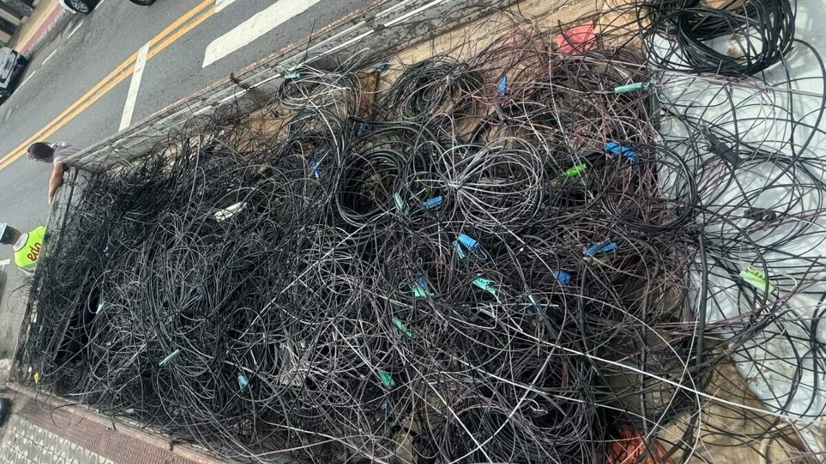 Guarapari retira quase uma tonelada de cabos dos postes em mutirão