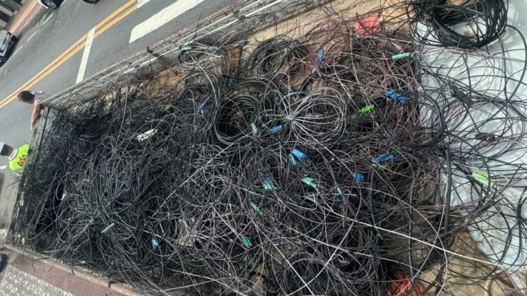 Guarapari retira quase uma tonelada de cabos dos postes em mutirão