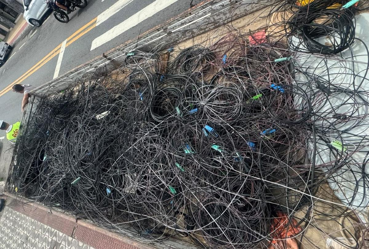 Guarapari retira quase uma tonelada de cabos dos postes em mutirão 1 fios