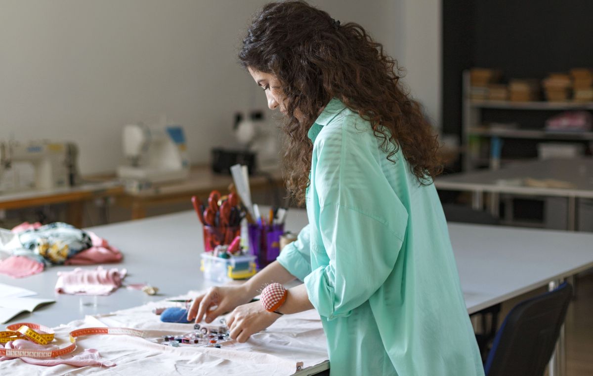 Guarapari tem vagas para jovens em projetos de cultura, esporte e capacitação 1 jovem arte costura mulher