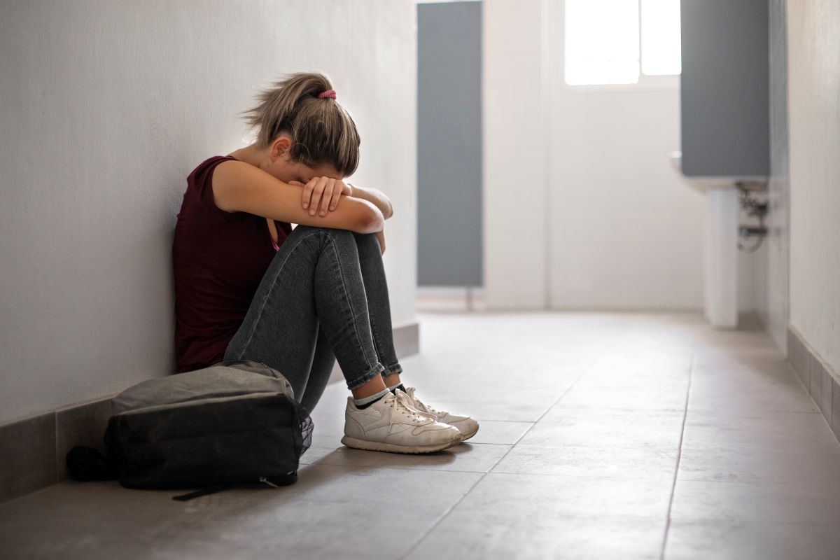 Plataforma amplia acesso gratuito à saúde mental para jovens de 13 a 24 anos 1 jovem saude mental triste bullying depressao