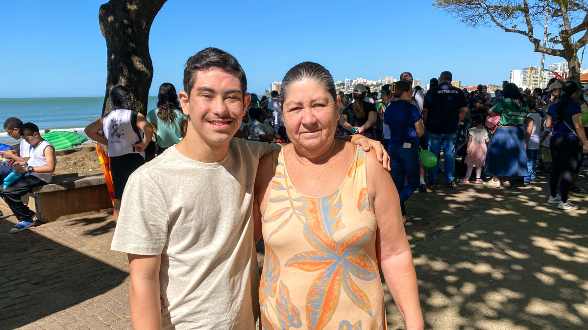 Caminhada da Apae abre Semana Nacional da Pessoa com Deficiência em Guarapari 5 Alberth e a mae Cirlene