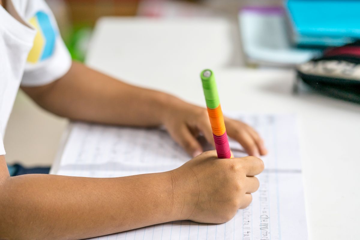 Anchieta lança projeto para fortalecer educação inclusiva na rede municipal 1 garoto escrevendo crianca sala escola livro