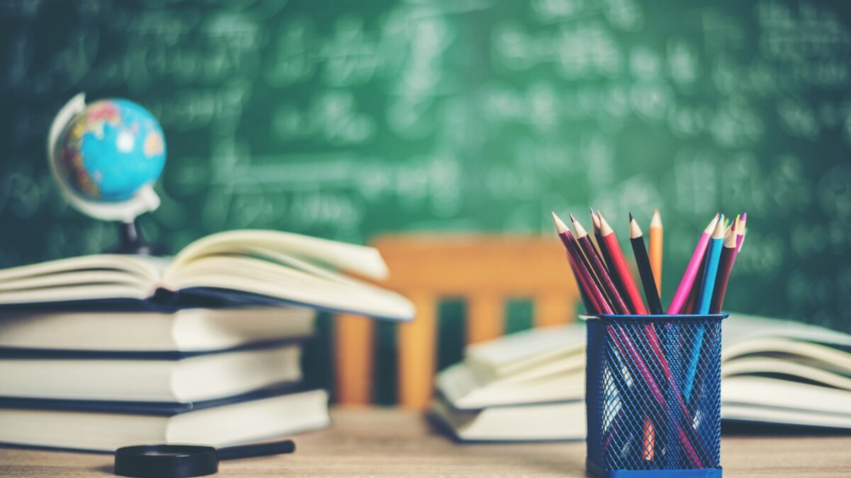 Inscrições para concurso da Educação em Anchieta começam na segunda (21); salários chegam a R$ 8,6 mil