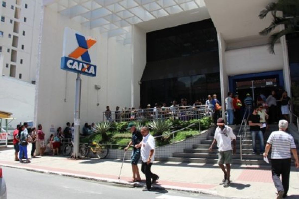 Bancários em greve a partir de amanhã (10) em todo o ES 1 Fila na Caixa Economica do Centro 550x367 1