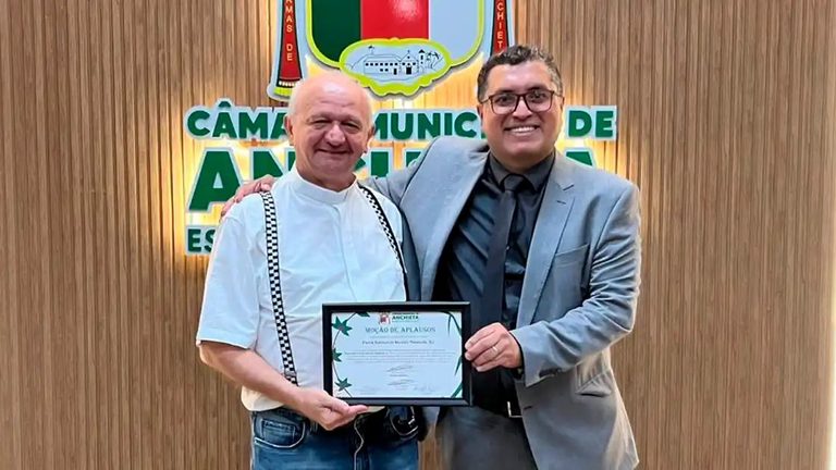 Câmara homenageia reitor do Santuário de São José de Anchieta
