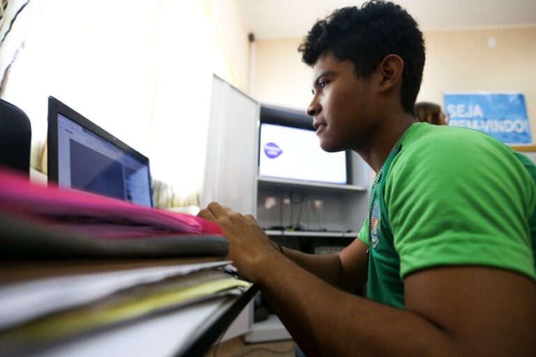 Cursos de inglês e espanhol gratuitos estão disponíveis no aplicativo MEC Idiomas