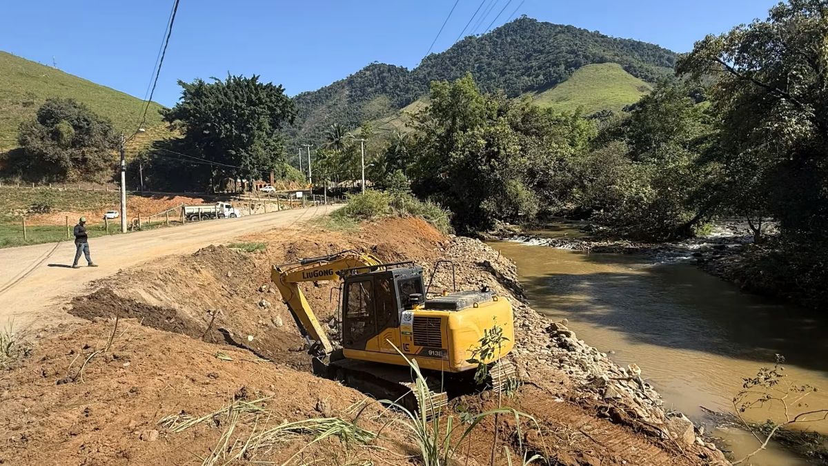 Obras avançam para pavimentação da estrada do Gavião, em Alfredo Chaves 1 Estrada do Gaviao recebe obras de alargamento para segunda etapa da pavimentacao