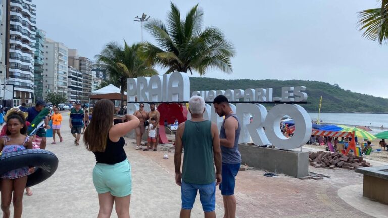 Letreiro turístico da Praia do Morro vira ponto para fotos em Guarapari