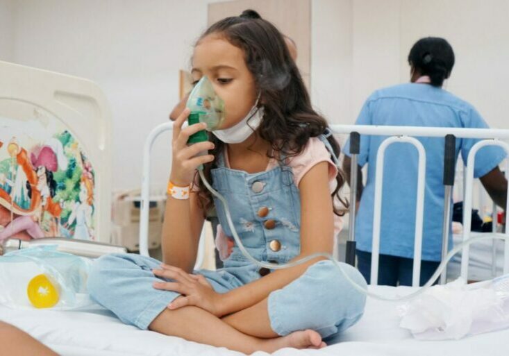 1o.3.-Doencas-respiratorias.-Foto-Davidyson-Damasceno.-Menina-nebulizacao-scaled-1-1536x1026