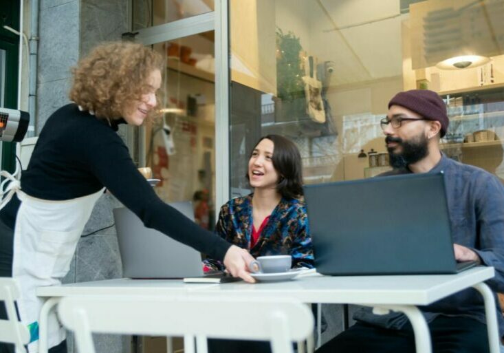 Casal em cafeteria_Pexels-kampus
