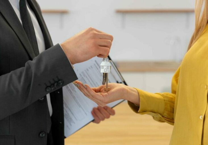 agente-imobiliario-masculino-dando-as-chaves-da-nova-casa-para-o-comprador-feminino12