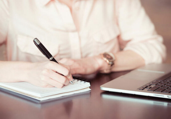 atendimento-computador-mulher-secretaria