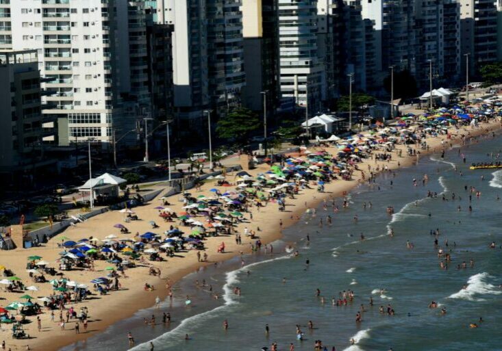 banhistas-aproveitam-o-dia-sol-na-praia-do-morro-em-guarapari-159319