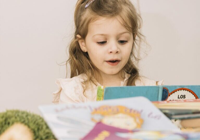 doce-menina-lendo-na-mesa