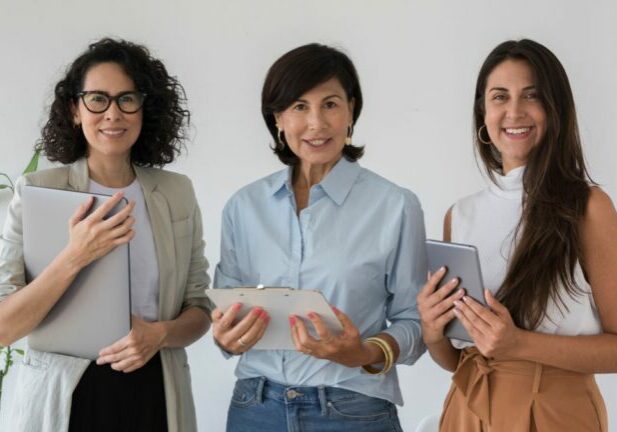 front-view-business-women-posing - mulheres negocio