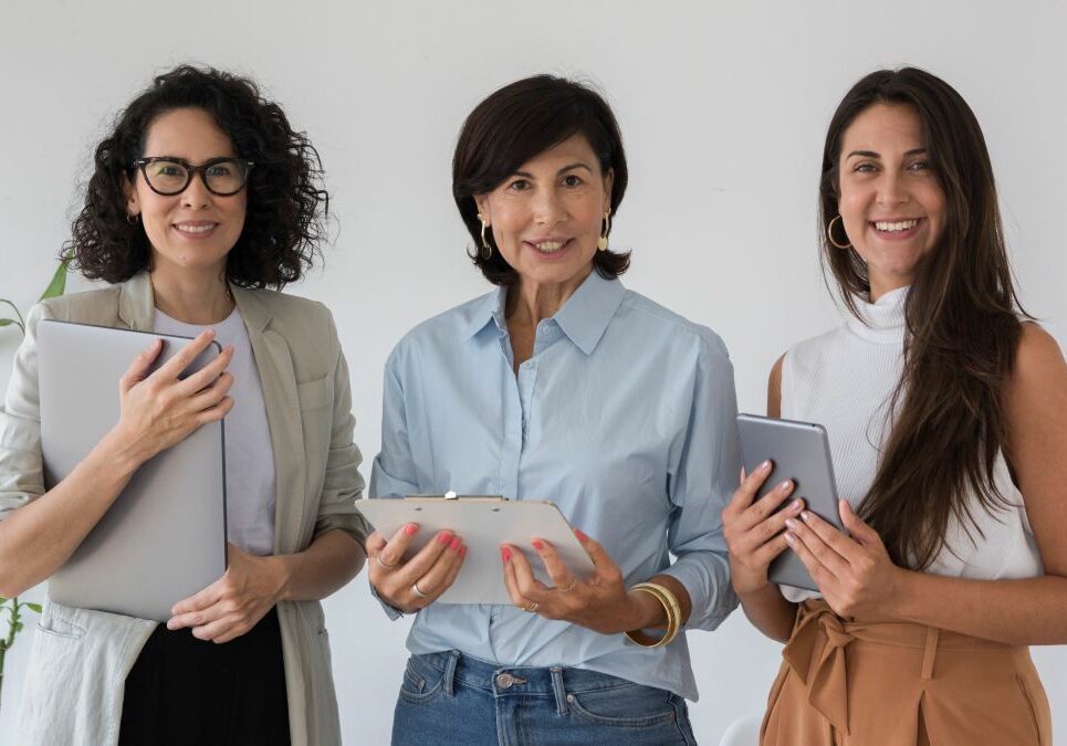 front-view-business-women-posing - mulheres negocio