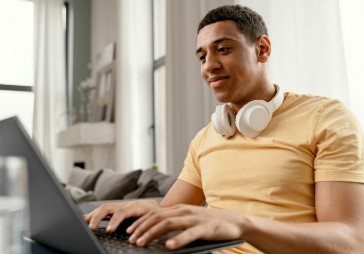 jovem computador mexendo laptop notebook