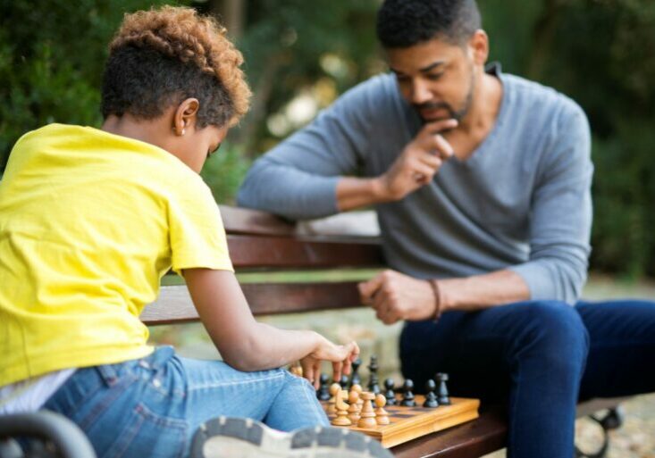pai filha brincando juntos xadrez