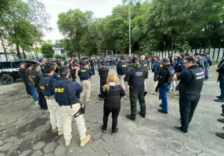 Políciais em reunião de preparação da operação caim