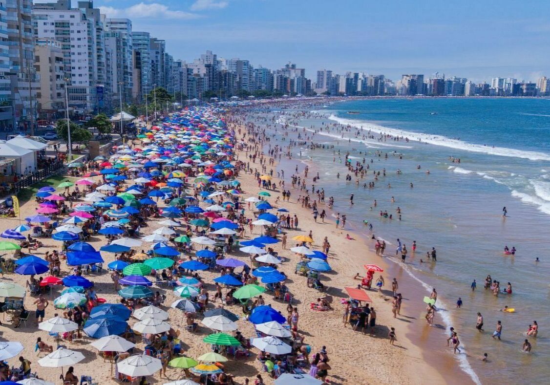 praia-cheia-turismo-guarapari