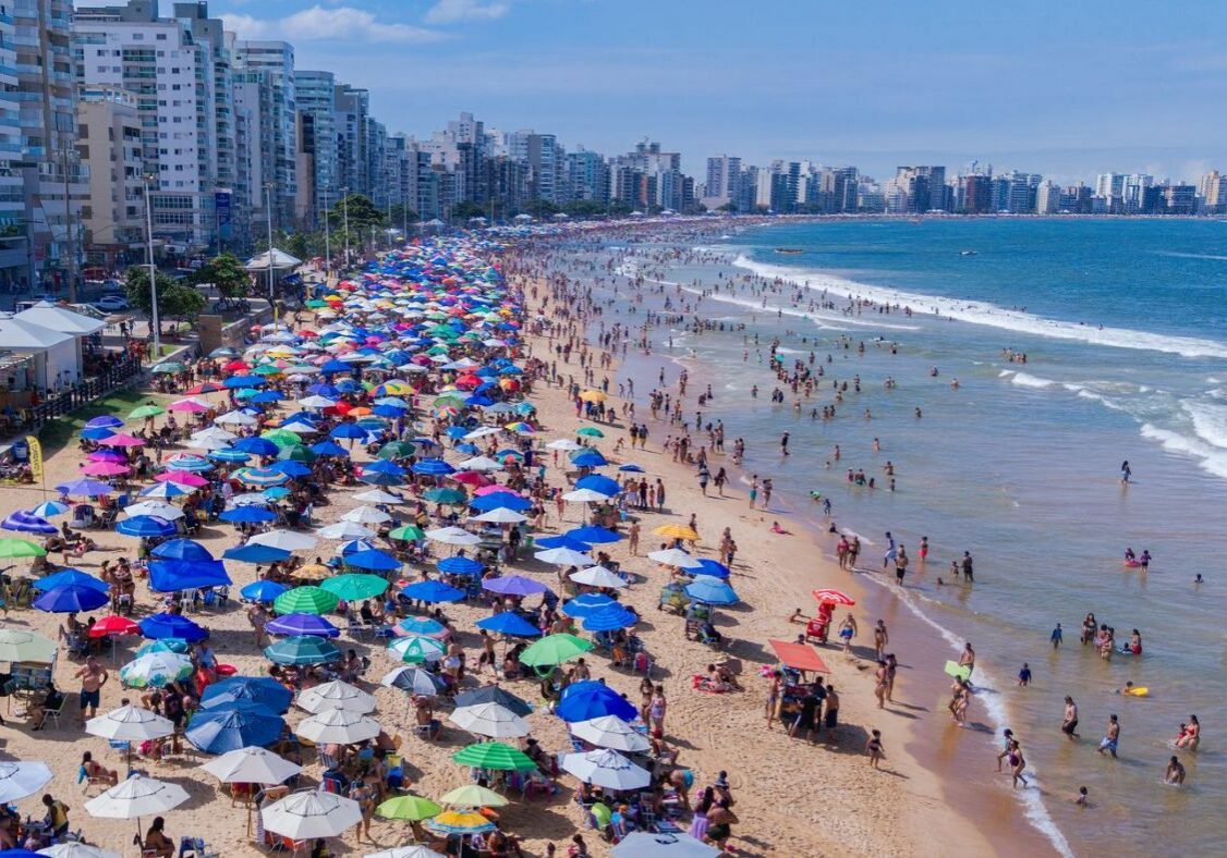 praia-cheia-turismo-guarapari