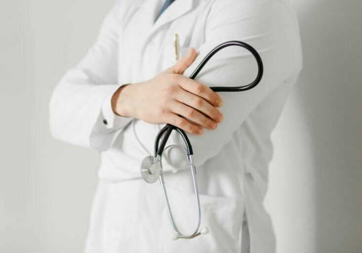 retrato-de-um-medico-amigavel-isolado-em-cinza